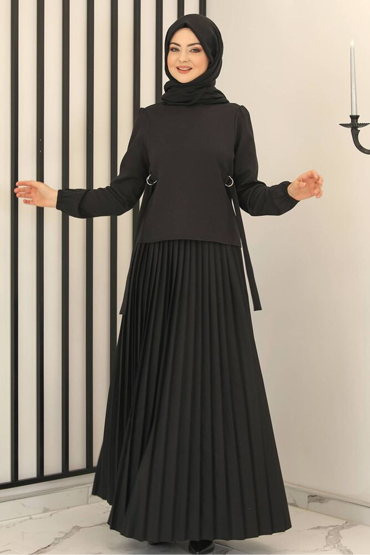Siyah Piliseli Etek - Toka Detay Bluz İkili Takım